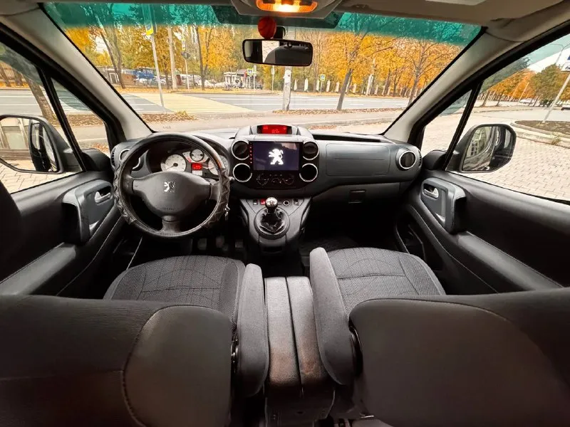 Продается peugeot partner b9 ------------------------- дополнительное описание: 🚘 пирожок выпуск конец 2011 года, начинка вся от рестайлинга. 1.6/механика, двигатель самый надежный в линейки не от бмв! подвеска с сзади много рычажная, не рессоры! ✅ пробег: 210 000 км ✅топливо: бензин 💯 состояние идеальное!!! ✅машина в одной семье с 2014 года ✅своевременное обслуживание ✅использовалась для поездок с детьми ✅2 комплекта колёс ✅салон как новый ⚠️сервисная книжка и инструкция по эксплуатации имеется 👷🏻‍♂️произведено очень много работ по замене всего что только можно!!! ближайшие 100 000 километров вам нужно будет менять только жидкости по регламенту. все чеки и заказ наряды в наличии, любые проверки приветствуется! 🔊магнитола с bluetooth handsfree, навигатором и камерой заднего вида. успейте купить до повышения цен! цена до конца месяца, потом убираю с продажи и в ноябре совсем другая цена! ------------------------- цена: 699 999 📲 tg: ерог 📞 звоните: +7(949)0893530 - фотография - 7