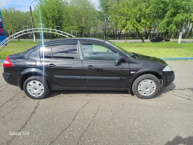 К продаже рено меган отличное состояние для своих лет покупка и регистрация 2006 4 хозяина ходовая отлично, плотная мягкая двигатель работает отлично кпп отлично дно, пороги, арки дверей, всё целое, салон чистый гур кондиционер 6 подушек безопасности аbs эл. стеклоподьемники и эл. зеркала подогрев передних сидений музыка сигнализация заводская цена 425 т. р. +79494213117 +79495206167 - фотография - 5