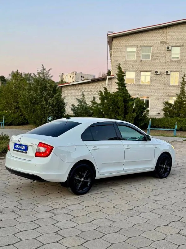 🚙 skoda rapid 💰цена: 990 000р. 🏢город: мариуполь 📅год выпуска: 2017 🧾пробег: 148 450 км. ⚙️двигатель: 1.6 ⛽топливо: бензин ⚙️кпп: механика 📞 телефон: +7-949-727-41-51 +7-989-263-55-56 +7-949-551-91-52 💾 описание: всеми любимый, проверенный временем -. .. ackground-image:url('//telegram. org/img/emoji/40/e29c85.png')">✅ лифтбэк - огромный багажник. ✅ надежный двигатель. ✅ маленький расход топлива. ✅ подтвержденный пробег. ✅ южная эксплуатация. климат-контроль ❄️ (работает отлично), кожаный мульти-руль, электропакет, abs, airbag, птф, усилитель руля, центральный замок, штатная магнитола с bluetooth, подогрев сидений, оригинальные литые диски 16-го радиуса, подлокотник, бортовой компьютер. улица шевченко 2️⃣6️⃣9️⃣ 🏦 возможна продажа в кредит по двум документам. - фотография - 6