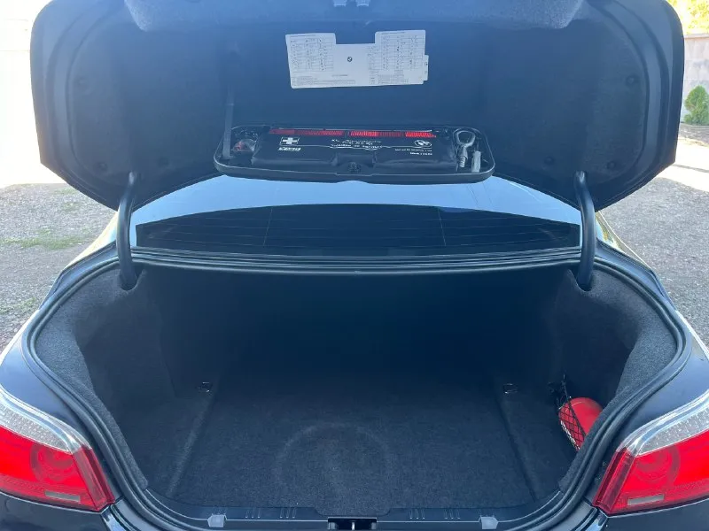 Продам bmw e60 520i 2008 года выпуска, рестайлинг! автомобиль в отличном состоянии. куплена в автодом «виктория» в луганске, с 2012 года машина в одной семье, 2 владелец. родной пробег автомобиля 156 000 км - оригинальный, в основном трасса. использовалась для дальних поездок и как машина выходного дня. зимой выезжала по крайней нужде, хранится в теплом гараже, летом - под навесом на паркинге. вся в родном окрасе, передняя часть авто была затянута в бронь. все стекла, включая лобовое - родные! по кузову присутствуют только маленькие жизненные сколы их не большое количество, машине 17 лет. на 145к пробега заменено масло в коробке (масло оригинал + поддон). на 152к пробега заменены масленные колпачки в двигателе. замена масла каждые 5000 км, petronas 5w30, объем масла в двигателе 4.25л, позволяю себе менять чаще в такой короткий интервал времени. два комплекта резины, зима - лето. новый акб. любая кнопка, любая функция, что должно работать - все работает! 2 ключа + третий 📞 звоните: +7(959)5166873 - фотография - 10