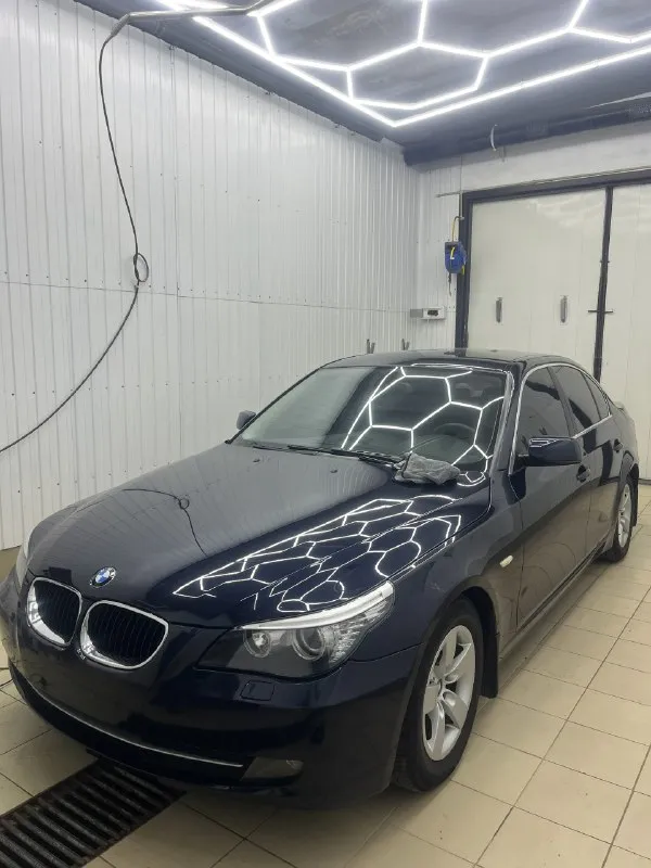 Продам bmw e60 520i 2008 года выпуска, рестайлинг! автомобиль в отличном состоянии. куплена в автодом «виктория» в луганске, с 2012 года машина в одной семье, 2 владелец. родной пробег автомобиля 156 000 км - оригинальный, в основном трасса. использовалась для дальних поездок и как машина выходного дня. зимой выезжала по крайней нужде, хранится в теплом гараже, летом - под навесом на паркинге. вся в родном окрасе, передняя часть авто была затянута в бронь. все стекла, включая лобовое - родные! по кузову присутствуют только маленькие жизненные сколы их не большое количество, машине 17 лет. на 145к пробега заменено масло в коробке (масло оригинал + поддон). на 152к пробега заменены масленные колпачки в двигателе. замена масла каждые 5000 км, petronas 5w30, объем масла в двигателе 4.25л, позволяю себе менять чаще в такой короткий интервал времени. два комплекта резины, зима - лето. новый акб. любая кнопка, любая функция, что должно работать - все работает! 2 ключа + третий 📞 звоните: +7(959)5166873 - фотография - 2