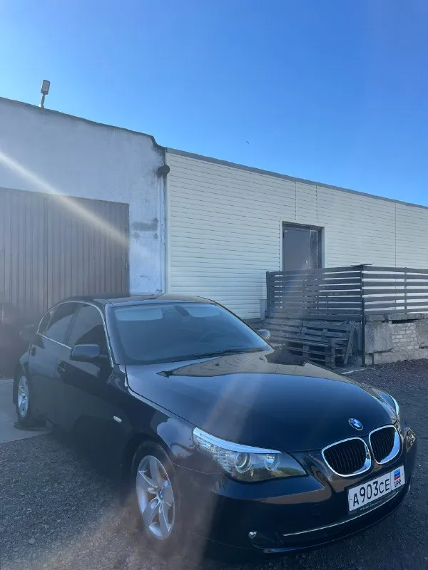 Продам bmw e60 520i 2008 года выпуска, рестайлинг! автомобиль в отличном состоянии. куплена в автодом «виктория» в луганске, с 2012 года машина в одной семье, 2 владелец. родной пробег автомобиля 156 000 км - оригинальный, в основном трасса. использовалась для дальних поездок и как машина выходного дня. зимой выезжала по крайней нужде, хранится в теплом гараже, летом - под навесом на паркинге. вся в родном окрасе, передняя часть авто была затянута в бронь. все стекла, включая лобовое - родные! по кузову присутствуют только маленькие жизненные сколы их не большое количество, машине 17 лет. на 145к пробега заменено масло в коробке (масло оригинал + поддон). на 152к пробега заменены масленные колпачки в двигателе. замена масла каждые 5000 км, petronas 5w30, объем масла в двигателе 4.25л, позволяю себе менять чаще в такой короткий интервал времени. два комплекта резины, зима - лето. новый акб. любая кнопка, любая функция, что должно работать - все работает! 2 ключа + третий 📞 звоните: +7(959)5166873 - фотография - 3