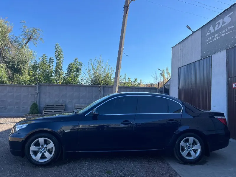 Продам bmw e60 520i 2008 года выпуска, рестайлинг! автомобиль в отличном состоянии. куплена в автодом «виктория» в луганске, с 2012 года машина в одной семье, 2 владелец. родной пробег автомобиля 156 000 км - оригинальный, в основном трасса. использовалась для дальних поездок и как машина выходного дня. зимой выезжала по крайней нужде, хранится в теплом гараже, летом - под навесом на паркинге. вся в родном окрасе, передняя часть авто была затянута в бронь. все стекла, включая лобовое - родные! по кузову присутствуют только маленькие жизненные сколы их не большое количество, машине 17 лет. на 145к пробега заменено масло в коробке (масло оригинал + поддон). на 152к пробега заменены масленные колпачки в двигателе. замена масла каждые 5000 км, petronas 5w30, объем масла в двигателе 4.25л, позволяю себе менять чаще в такой короткий интервал времени. два комплекта резины, зима - лето. новый акб. любая кнопка, любая функция, что должно работать - все работает! 2 ключа + третий 📞 звоните: +7(959)5166873 - фотография - 4