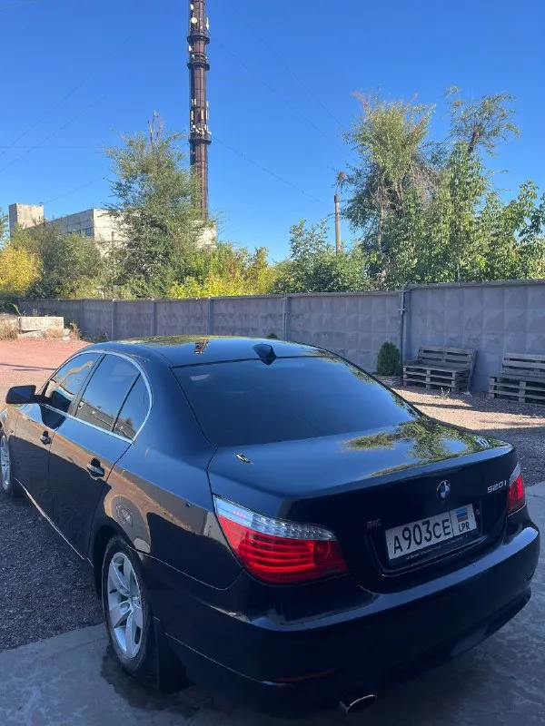 Продам bmw e60 520i 2008 года выпуска, рестайлинг! автомобиль в отличном состоянии. куплена в автодом «виктория» в луганске, с 2012 года машина в одной семье, 2 владелец. родной пробег автомобиля 156 000 км - оригинальный, в основном трасса. использовалась для дальних поездок и как машина выходного дня. зимой выезжала по крайней нужде, хранится в теплом гараже, летом - под навесом на паркинге. вся в родном окрасе, передняя часть авто была затянута в бронь. все стекла, включая лобовое - родные! по кузову присутствуют только маленькие жизненные сколы их не большое количество, машине 17 лет. на 145к пробега заменено масло в коробке (масло оригинал + поддон). на 152к пробега заменены масленные колпачки в двигателе. замена масла каждые 5000 км, petronas 5w30, объем масла в двигателе 4.25л, позволяю себе менять чаще в такой короткий интервал времени. два комплекта резины, зима - лето. новый акб. любая кнопка, любая функция, что должно работать - все работает! 2 ключа + третий 📞 звоните: +7(959)5166873 - фотография - 5