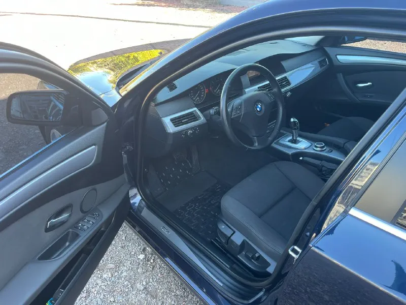 Продам bmw e60 520i 2008 года выпуска, рестайлинг! автомобиль в отличном состоянии. куплена в автодом «виктория» в луганске, с 2012 года машина в одной семье, 2 владелец. родной пробег автомобиля 156 000 км - оригинальный, в основном трасса. использовалась для дальних поездок и как машина выходного дня. зимой выезжала по крайней нужде, хранится в теплом гараже, летом - под навесом на паркинге. вся в родном окрасе, передняя часть авто была затянута в бронь. все стекла, включая лобовое - родные! по кузову присутствуют только маленькие жизненные сколы их не большое количество, машине 17 лет. на 145к пробега заменено масло в коробке (масло оригинал + поддон). на 152к пробега заменены масленные колпачки в двигателе. замена масла каждые 5000 км, petronas 5w30, объем масла в двигателе 4.25л, позволяю себе менять чаще в такой короткий интервал времени. два комплекта резины, зима - лето. новый акб. любая кнопка, любая функция, что должно работать - все работает! 2 ключа + третий 📞 звоните: +7(959)5166873 - фотография - 6