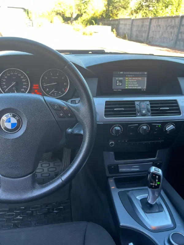 Продам bmw e60 520i 2008 года выпуска, рестайлинг! автомобиль в отличном состоянии. куплена в автодом «виктория» в луганске, с 2012 года машина в одной семье, 2 владелец. родной пробег автомобиля 156 000 км - оригинальный, в основном трасса. использовалась для дальних поездок и как машина выходного дня. зимой выезжала по крайней нужде, хранится в теплом гараже, летом - под навесом на паркинге. вся в родном окрасе, передняя часть авто была затянута в бронь. все стекла, включая лобовое - родные! по кузову присутствуют только маленькие жизненные сколы их не большое количество, машине 17 лет. на 145к пробега заменено масло в коробке (масло оригинал + поддон). на 152к пробега заменены масленные колпачки в двигателе. замена масла каждые 5000 км, petronas 5w30, объем масла в двигателе 4.25л, позволяю себе менять чаще в такой короткий интервал времени. два комплекта резины, зима - лето. новый акб. любая кнопка, любая функция, что должно работать - все работает! 2 ключа + третий 📞 звоните: +7(959)5166873 - фотография - 8