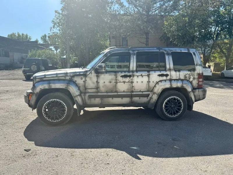 Продается автомобиль jeep 2012 года, состояние техническое очень хорошее бензин коробка автомат пробег 155 тыс резина зима +лето кар факс на руках приехала с америки целая красили в россии стоимость 1.7 🍋 торг у капота машина находится в батайске ekg 3,7 все вопросы по телефону 89185046037 можем пригнать в луганск 📞 звоните: +7(918)5046037 - фотография - 2