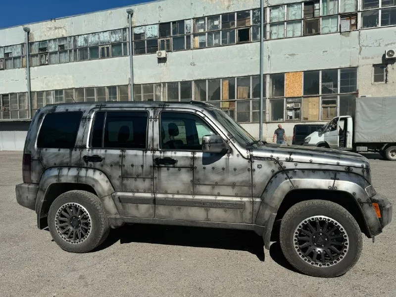 Продается автомобиль jeep 2012 года, состояние техническое очень хорошее бензин коробка автомат пробег 155 тыс резина зима +лето кар факс на руках приехала с америки целая красили в россии стоимость 1.7 🍋 торг у капота машина находится в батайске ekg 3,7 все вопросы по телефону 89185046037 можем пригнать в луганск 📞 звоните: +7(918)5046037 - фотография - 4