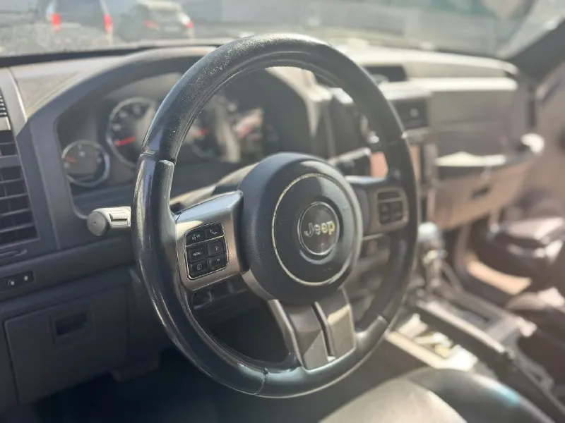 Продается автомобиль jeep 2012 года, состояние техническое очень хорошее бензин коробка автомат пробег 155 тыс резина зима +лето кар факс на руках приехала с америки целая красили в россии стоимость 1.7 🍋 торг у капота машина находится в батайске ekg 3,7 все вопросы по телефону 89185046037 можем пригнать в луганск 📞 звоните: +7(918)5046037 - фотография - 7