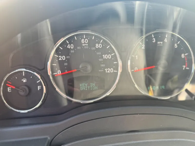 Продается автомобиль jeep 2012 года, состояние техническое очень хорошее бензин коробка автомат пробег 155 тыс резина зима +лето кар факс на руках приехала с америки целая красили в россии стоимость 1.7 🍋 торг у капота машина находится в батайске ekg 3,7 все вопросы по телефону 89185046037 можем пригнать в луганск 📞 звоните: +7(918)5046037 - фотография - 8