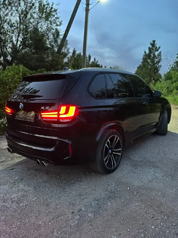 Bmw х5м f15 2017 год !!! надежный 3.0l мотор бензиновый, 326 л. с. один хозяин настоящий заводской m– пакет состояние идеальное. все работает исправно. катализаторы, клапаны егр на месте и работают как часики. обслуживается на специализированной станции bmw (все заказ наряды с чеками обслуживания машины имеются) автомобиль после детейлинга- отполирован, покрыт керамикой в два слоя. 2 комплекта разноширокой резины зима/лето. авто хозяйское, на полном ходу. без каких либо вложений. продажа в связи с покупкой g серии цена 3.950 мил. , торг адекватный у капота осмотр енакиево +79494627420 📞 звоните: +7(949)4627420 - фотография - 2