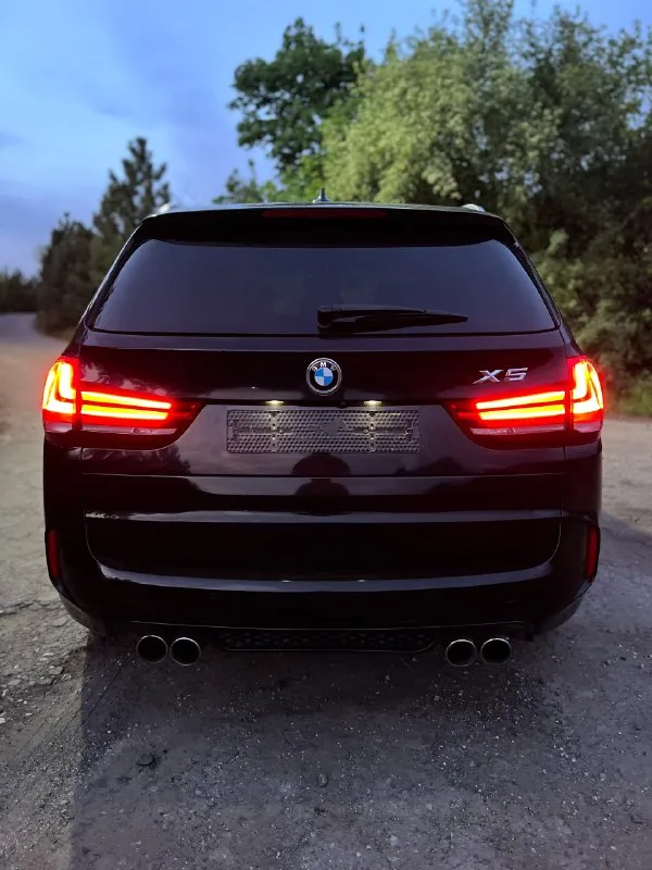 Bmw х5м f15 2017 год !!! надежный 3.0l мотор бензиновый, 326 л. с. один хозяин настоящий заводской m– пакет состояние идеальное. все работает исправно. катализаторы, клапаны егр на месте и работают как часики. обслуживается на специализированной станции bmw (все заказ наряды с чеками обслуживания машины имеются) автомобиль после детейлинга- отполирован, покрыт керамикой в два слоя. 2 комплекта разноширокой резины зима/лето. авто хозяйское, на полном ходу. без каких либо вложений. продажа в связи с покупкой g серии цена 3.950 мил. , торг адекватный у капота осмотр енакиево +79494627420 📞 звоните: +7(949)4627420 - фотография - 3