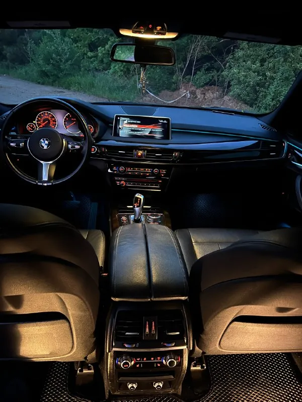 Bmw х5м f15 2017 год !!! надежный 3.0l мотор бензиновый, 326 л. с. один хозяин настоящий заводской m– пакет состояние идеальное. все работает исправно. катализаторы, клапаны егр на месте и работают как часики. обслуживается на специализированной станции bmw (все заказ наряды с чеками обслуживания машины имеются) автомобиль после детейлинга- отполирован, покрыт керамикой в два слоя. 2 комплекта разноширокой резины зима/лето. авто хозяйское, на полном ходу. без каких либо вложений. продажа в связи с покупкой g серии цена 3.950 мил. , торг адекватный у капота осмотр енакиево +79494627420 📞 звоните: +7(949)4627420 - фотография - 7