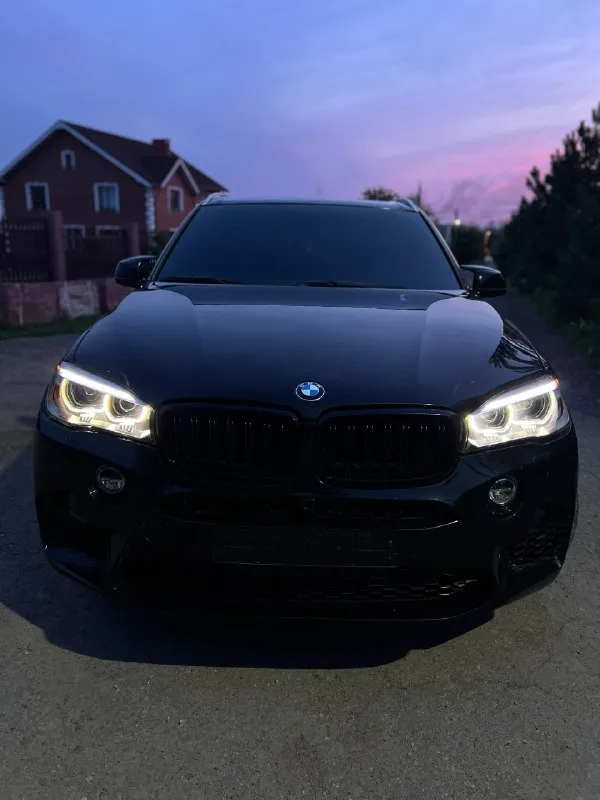 Bmw х5м f15 2017 год !!! надежный 3.0l мотор бензиновый, 326 л. с. один хозяин настоящий заводской m– пакет состояние идеальное. все работает исправно. катализаторы, клапаны егр на месте и работают как часики. обслуживается на специализированной станции bmw (все заказ наряды с чеками обслуживания машины имеются) автомобиль после детейлинга- отполирован, покрыт керамикой в два слоя. 2 комплекта разноширокой резины зима/лето. авто хозяйское, на полном ходу. без каких либо вложений. продажа в связи с покупкой g серии цена 3.950 мил. , торг адекватный у капота осмотр енакиево +79494627420 📞 звоните: +7(949)4627420 - фотография - 8