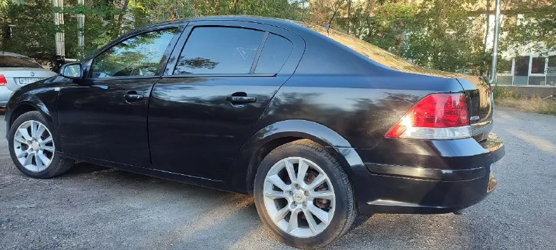Продам opel astra h, астра, 2009г. цена 620т. торг есть. по кузову нигде нет ржавчины, всё целое, днище и пороги тоже. по документам: юридически чисто, любое переоформление. по технике: мотор 1.6 работает отлично, динамика стабильная, это уже лучшая серия z16xer, поэтому увеличена мощность и масло не ест, ну и главное расход 8,6л с кондеем. подвеска собранная. всё менялось вовремя, снег на обслуживание и ремонт не жалел. уверенно на дороге, особенно нравится при вхождении в поворот. комфортный салон: всё чисто и ухоженно, андроид магнитола, датчик света, датчик дождя, электропакет, корректировка фар, регулировка руля по высоте и по вылету. пробег 314 к. на 310 был произведен капитальный ремонт двс. два комплекта резины зима и лето практически в новом состоянии. телефон +79493670729 - фотография - 6