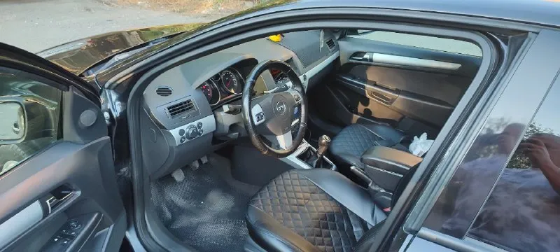 Продам opel astra h, астра, 2009г. цена 620т. торг есть. по кузову нигде нет ржавчины, всё целое, днище и пороги тоже. по документам: юридически чисто, любое переоформление. по технике: мотор 1.6 работает отлично, динамика стабильная, это уже лучшая серия z16xer, поэтому увеличена мощность и масло не ест, ну и главное расход 8,6л с кондеем. подвеска собранная. всё менялось вовремя, снег на обслуживание и ремонт не жалел. уверенно на дороге, особенно нравится при вхождении в поворот. комфортный салон: всё чисто и ухоженно, андроид магнитола, датчик света, датчик дождя, электропакет, корректировка фар, регулировка руля по высоте и по вылету. пробег 314 к. на 310 был произведен капитальный ремонт двс. два комплекта резины зима и лето практически в новом состоянии. телефон +79493670729 - фотография - 8