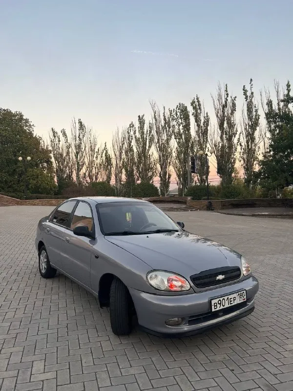 Продам chevrolet ланос 2007 год. 1,5, работает хорошо, не дымит, масло не берет. ходовка почти вся новая. машинка вся обслужена! зашумлены двери, задняя полка. стоит хорошая музыка, сигнализация. комплектация: гур, кондер, 2 стеклоподъемника. по кузову есть моменты в виде вмятин (без рыжиков и гнили), машина не новая. 2 комплекта резины (отъездила по 1 сезону). цена: 300 тысяч. макеевка +79494756695 📲 tg: @v_r777 📞 звоните: +7(949)4756695 - фотография - 2