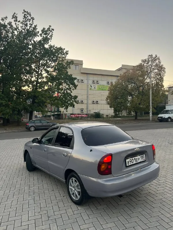 Продам chevrolet ланос 2007 год. 1,5, работает хорошо, не дымит, масло не берет. ходовка почти вся новая. машинка вся обслужена! зашумлены двери, задняя полка. стоит хорошая музыка, сигнализация. комплектация: гур, кондер, 2 стеклоподъемника. по кузову есть моменты в виде вмятин (без рыжиков и гнили), машина не новая. 2 комплекта резины (отъездила по 1 сезону). цена: 300 тысяч. макеевка +79494756695 📲 tg: @v_r777 📞 звоните: +7(949)4756695 - фотография - 3