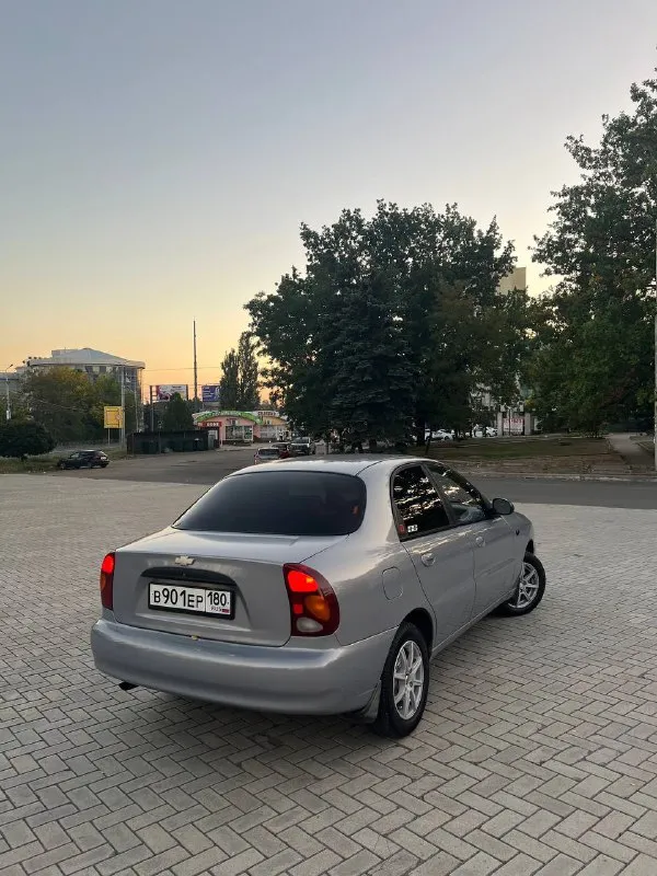 Продам chevrolet ланос 2007 год. 1,5, работает хорошо, не дымит, масло не берет. ходовка почти вся новая. машинка вся обслужена! зашумлены двери, задняя полка. стоит хорошая музыка, сигнализация. комплектация: гур, кондер, 2 стеклоподъемника. по кузову есть моменты в виде вмятин (без рыжиков и гнили), машина не новая. 2 комплекта резины (отъездила по 1 сезону). цена: 300 тысяч. макеевка +79494756695 📲 tg: @v_r777 📞 звоните: +7(949)4756695 - фотография - 4