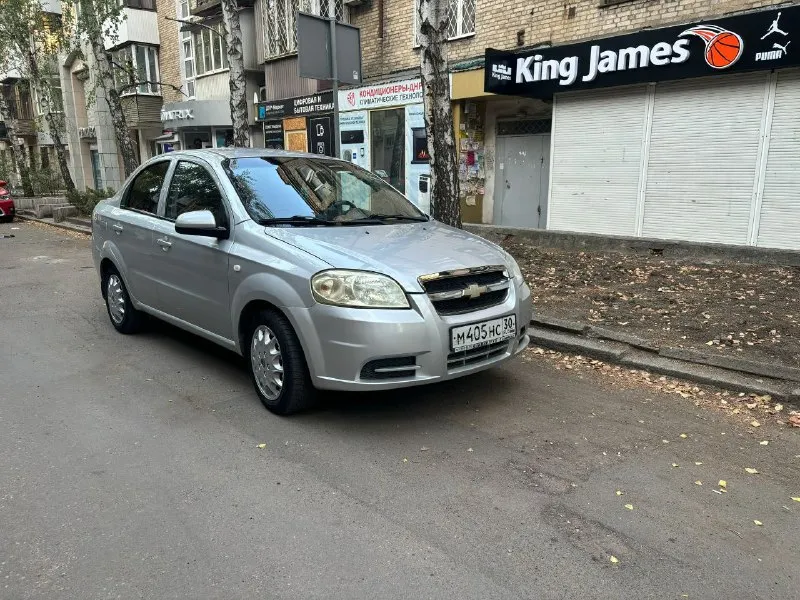 ‼️chevrolet aveo автомат ‼️ год 2008 пробег 291 ( родной) двигатель 1.4 101 лс коробка автоматическая автомобиль в очень хорошем состоянии. двигатель работает ровно. не троит, ошибок нет, набирает хорошо. коробка в идеальном состоянии. переключает без пинков, рывков, провалов. не затягивает. установлен самый обычный 4 ступенчатый японский айсин. в прошлом году было полное то с заменой соленоида. летом частичная замена масла. ближайшие 30-40 тысяч не требует никаких вмешательств. ходовая мягкая. посторонних звуков нет. по электрике работает каждая кнопочка. последние 8 лет в одной семье. ‼️кондиционер работает. ‼️ в июле установлен новый компрессор, заменена трубка и заправлен. радиаторы снимали и чистили. кузов в отличном состоянии. резина зима уже обута. юридически чистая переоформление. самый дешевый в обслуживании, неприхотливый, надежный авто на автомате. идеальный вариант для новичка, девочке, такси, торговому. цена 450 т. р. и нереально хороший торг реальному покупателю. +79493328438 - фотография - 2
