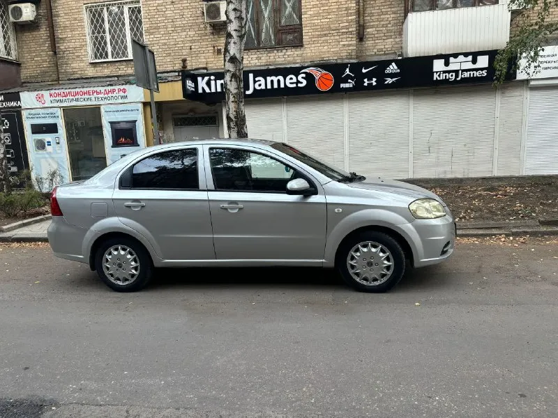 ‼️chevrolet aveo автомат ‼️ год 2008 пробег 291 ( родной) двигатель 1.4 101 лс коробка автоматическая автомобиль в очень хорошем состоянии. двигатель работает ровно. не троит, ошибок нет, набирает хорошо. коробка в идеальном состоянии. переключает без пинков, рывков, провалов. не затягивает. установлен самый обычный 4 ступенчатый японский айсин. в прошлом году было полное то с заменой соленоида. летом частичная замена масла. ближайшие 30-40 тысяч не требует никаких вмешательств. ходовая мягкая. посторонних звуков нет. по электрике работает каждая кнопочка. последние 8 лет в одной семье. ‼️кондиционер работает. ‼️ в июле установлен новый компрессор, заменена трубка и заправлен. радиаторы снимали и чистили. кузов в отличном состоянии. резина зима уже обута. юридически чистая переоформление. самый дешевый в обслуживании, неприхотливый, надежный авто на автомате. идеальный вариант для новичка, девочке, такси, торговому. цена 450 т. р. и нереально хороший торг реальному покупателю. +79493328438 - фотография - 3