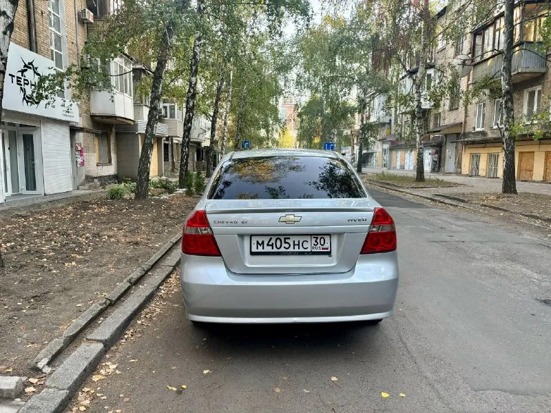 ‼️chevrolet aveo автомат ‼️ год 2008 пробег 291 ( родной) двигатель 1.4 101 лс коробка автоматическая автомобиль в очень хорошем состоянии. двигатель работает ровно. не троит, ошибок нет, набирает хорошо. коробка в идеальном состоянии. переключает без пинков, рывков, провалов. не затягивает. установлен самый обычный 4 ступенчатый японский айсин. в прошлом году было полное то с заменой соленоида. летом частичная замена масла. ближайшие 30-40 тысяч не требует никаких вмешательств. ходовая мягкая. посторонних звуков нет. по электрике работает каждая кнопочка. последние 8 лет в одной семье. ‼️кондиционер работает. ‼️ в июле установлен новый компрессор, заменена трубка и заправлен. радиаторы снимали и чистили. кузов в отличном состоянии. резина зима уже обута. юридически чистая переоформление. самый дешевый в обслуживании, неприхотливый, надежный авто на автомате. идеальный вариант для новичка, девочке, такси, торговому. цена 450 т. р. и нереально хороший торг реальному покупателю. +79493328438 - фотография - 4