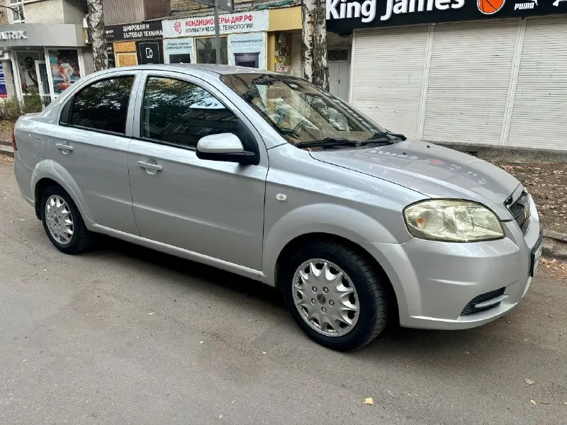 ‼️chevrolet aveo автомат ‼️ год 2008 пробег 291 ( родной) двигатель 1.4 101 лс коробка автоматическая автомобиль в очень хорошем состоянии. двигатель работает ровно. не троит, ошибок нет, набирает хорошо. коробка в идеальном состоянии. переключает без пинков, рывков, провалов. не затягивает. установлен самый обычный 4 ступенчатый японский айсин. в прошлом году было полное то с заменой соленоида. летом частичная замена масла. ближайшие 30-40 тысяч не требует никаких вмешательств. ходовая мягкая. посторонних звуков нет. по электрике работает каждая кнопочка. последние 8 лет в одной семье. ‼️кондиционер работает. ‼️ в июле установлен новый компрессор, заменена трубка и заправлен. радиаторы снимали и чистили. кузов в отличном состоянии. резина зима уже обута. юридически чистая переоформление. самый дешевый в обслуживании, неприхотливый, надежный авто на автомате. идеальный вариант для новичка, девочке, такси, торговому. цена 450 т. р. и нереально хороший торг реальному покупателю. +79493328438 - фотография - 7