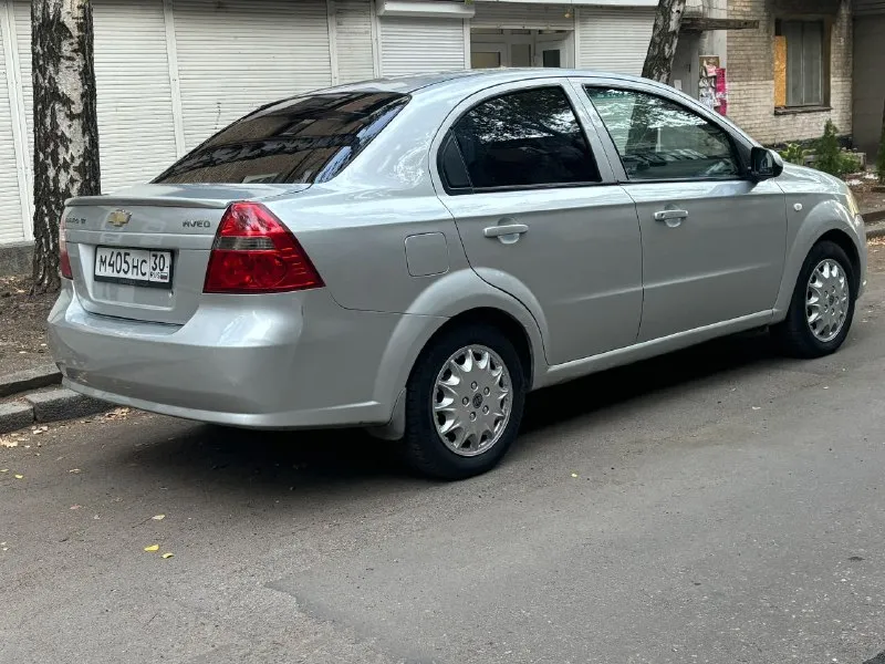 ‼️chevrolet aveo автомат ‼️ год 2008 пробег 291 ( родной) двигатель 1.4 101 лс коробка автоматическая автомобиль в очень хорошем состоянии. двигатель работает ровно. не троит, ошибок нет, набирает хорошо. коробка в идеальном состоянии. переключает без пинков, рывков, провалов. не затягивает. установлен самый обычный 4 ступенчатый японский айсин. в прошлом году было полное то с заменой соленоида. летом частичная замена масла. ближайшие 30-40 тысяч не требует никаких вмешательств. ходовая мягкая. посторонних звуков нет. по электрике работает каждая кнопочка. последние 8 лет в одной семье. ‼️кондиционер работает. ‼️ в июле установлен новый компрессор, заменена трубка и заправлен. радиаторы снимали и чистили. кузов в отличном состоянии. резина зима уже обута. юридически чистая переоформление. самый дешевый в обслуживании, неприхотливый, надежный авто на автомате. идеальный вариант для новичка, девочке, такси, торговому. цена 450 т. р. и нереально хороший торг реальному покупателю. +79493328438 - фотография - 8