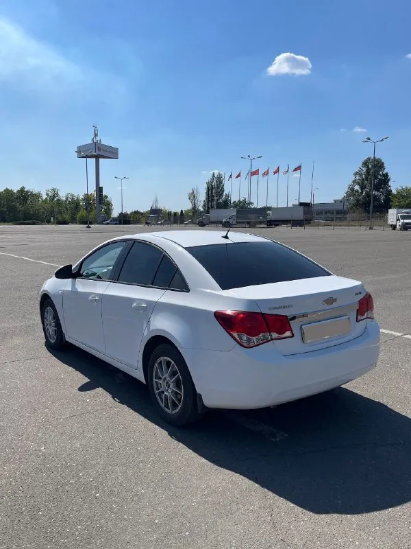 Продам шевроле круз 2011г с родным пробегом 127тыс в отличном состоянии цена 860тыс. ❗️ без дтп, кузов в родном окрасе, без каких либо вмятин, царапин и других дефектов салон в отличном состоянии, по фото видно 1 владелец, куплена в 2012 году в салоне, учет на мне стекла родные кондиционер холодит отлично подогрев передних сидений самый надежный двигатель 1.6 на механике салон в течении всего времени эксплуатации был в чехлах (заказывали специально под него), под ними новые сиденья грм новый, был заменен на пробеге 120тыс со всеми роликами и помпой заменено масло в коробке масло в двигателе всегда менялось на 8тыс км. новые тормозные диски и колодки состояние машины сел и поехал, ничего менять не нужно звонить по номеру +79494129599 г. донецк - фотография - 2