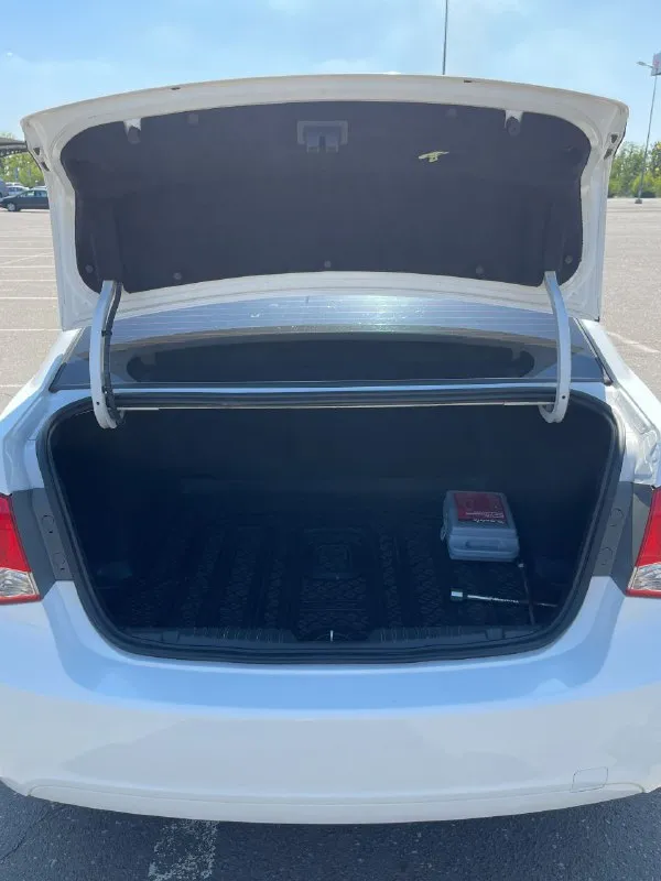 Продам шевроле круз 2011г с родным пробегом 127тыс в отличном состоянии цена 860тыс. ❗️ без дтп, кузов в родном окрасе, без каких либо вмятин, царапин и других дефектов салон в отличном состоянии, по фото видно 1 владелец, куплена в 2012 году в салоне, учет на мне стекла родные кондиционер холодит отлично подогрев передних сидений самый надежный двигатель 1.6 на механике салон в течении всего времени эксплуатации был в чехлах (заказывали специально под него), под ними новые сиденья грм новый, был заменен на пробеге 120тыс со всеми роликами и помпой заменено масло в коробке масло в двигателе всегда менялось на 8тыс км. новые тормозные диски и колодки состояние машины сел и поехал, ничего менять не нужно звонить по номеру +79494129599 г. донецк - фотография - 4