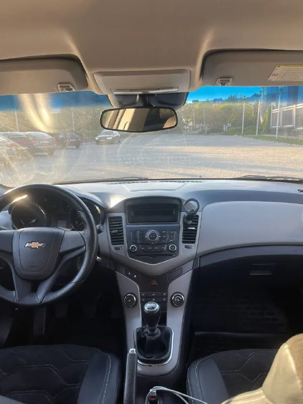 Продам шевроле круз 2011г с родным пробегом 127тыс в отличном состоянии цена 860тыс. ❗️ без дтп, кузов в родном окрасе, без каких либо вмятин, царапин и других дефектов салон в отличном состоянии, по фото видно 1 владелец, куплена в 2012 году в салоне, учет на мне стекла родные кондиционер холодит отлично подогрев передних сидений самый надежный двигатель 1.6 на механике салон в течении всего времени эксплуатации был в чехлах (заказывали специально под него), под ними новые сиденья грм новый, был заменен на пробеге 120тыс со всеми роликами и помпой заменено масло в коробке масло в двигателе всегда менялось на 8тыс км. новые тормозные диски и колодки состояние машины сел и поехал, ничего менять не нужно звонить по номеру +79494129599 г. донецк - фотография - 5