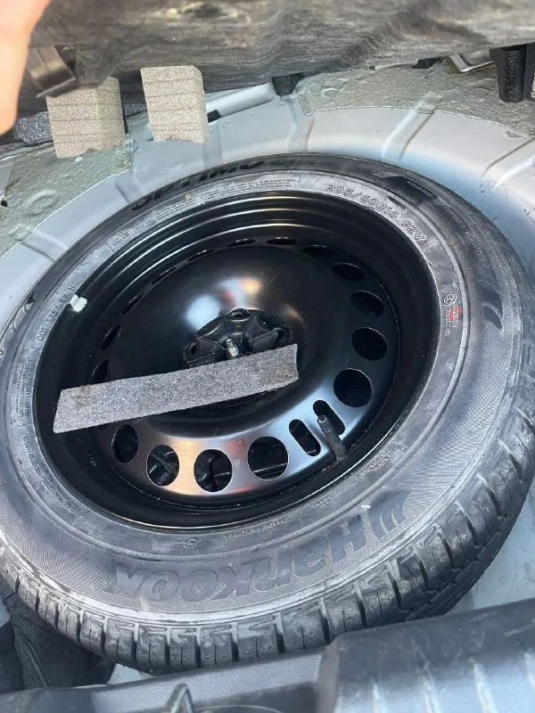 Продам шевроле круз 2011г с родным пробегом 127тыс в отличном состоянии цена 860тыс. ❗️ без дтп, кузов в родном окрасе, без каких либо вмятин, царапин и других дефектов салон в отличном состоянии, по фото видно 1 владелец, куплена в 2012 году в салоне, учет на мне стекла родные кондиционер холодит отлично подогрев передних сидений самый надежный двигатель 1.6 на механике салон в течении всего времени эксплуатации был в чехлах (заказывали специально под него), под ними новые сиденья грм новый, был заменен на пробеге 120тыс со всеми роликами и помпой заменено масло в коробке масло в двигателе всегда менялось на 8тыс км. новые тормозные диски и колодки состояние машины сел и поехал, ничего менять не нужно звонить по номеру +79494129599 г. донецк - фотография - 6