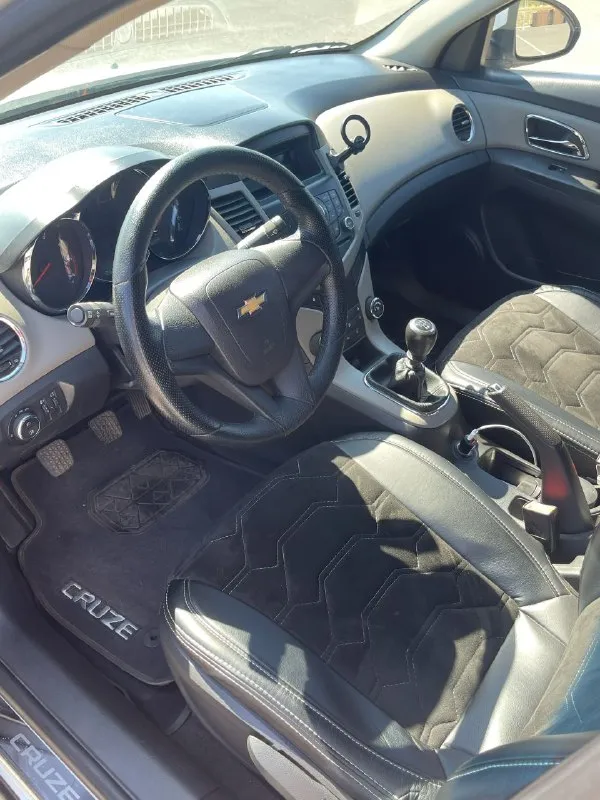 Продам шевроле круз 2011г с родным пробегом 127тыс в отличном состоянии цена 860тыс. ❗️ без дтп, кузов в родном окрасе, без каких либо вмятин, царапин и других дефектов салон в отличном состоянии, по фото видно 1 владелец, куплена в 2012 году в салоне, учет на мне стекла родные кондиционер холодит отлично подогрев передних сидений самый надежный двигатель 1.6 на механике салон в течении всего времени эксплуатации был в чехлах (заказывали специально под него), под ними новые сиденья грм новый, был заменен на пробеге 120тыс со всеми роликами и помпой заменено масло в коробке масло в двигателе всегда менялось на 8тыс км. новые тормозные диски и колодки состояние машины сел и поехал, ничего менять не нужно звонить по номеру +79494129599 г. донецк - фотография - 7