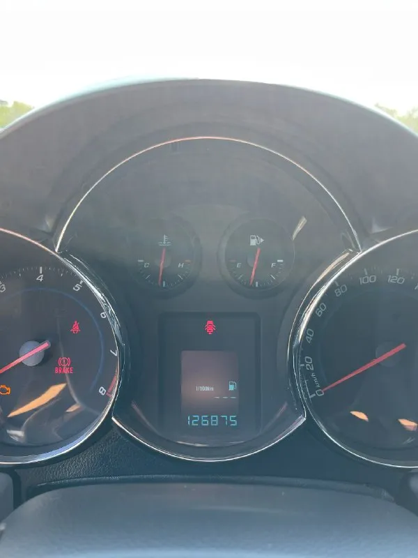 Продам шевроле круз 2011г с родным пробегом 127тыс в отличном состоянии цена 860тыс. ❗️ без дтп, кузов в родном окрасе, без каких либо вмятин, царапин и других дефектов салон в отличном состоянии, по фото видно 1 владелец, куплена в 2012 году в салоне, учет на мне стекла родные кондиционер холодит отлично подогрев передних сидений самый надежный двигатель 1.6 на механике салон в течении всего времени эксплуатации был в чехлах (заказывали специально под него), под ними новые сиденья грм новый, был заменен на пробеге 120тыс со всеми роликами и помпой заменено масло в коробке масло в двигателе всегда менялось на 8тыс км. новые тормозные диски и колодки состояние машины сел и поехал, ничего менять не нужно звонить по номеру +79494129599 г. донецк - фотография - 8