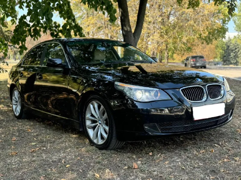 Продам bmw 5 е60 :2.5 бензин 218л. с коробка: автоматическая! год выпуска: 2008 пробег родной : 300к! масло не расходует, любые проверки на вашем сто, двигатель после кап ремонта, коробка работает идеально, авто в хорошей комплектации, климат контроль двух зонный, люк, датчики света и дождя, круиз контроль, полный электра пакет, кожаный салон, приводы сидений, парктроники. в 2024 году было произведено много работы над машиной, вложено 400 ка, замена стоек в круг, дисковых тормозов и колодок, все рычаги в круг новые, мотор весь переуплотнен, система охлаждения новая, новый компрессор кондиционера, новая рулевая рейка, новые задние привода, также поменяно масло в двигателе и коробке, новые свечи, машина ближайшее время не потребует вложений, поменяно все что можно было поменять и довести машину до идеального состояния. переделана оптика, светит отлично, все что было проделано по машине выше перечисленное, не выдумки, в этом вы можете увид 📞 звоните: +7(949)4976240 - фотография - 2