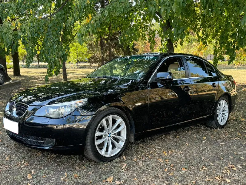 Продам bmw 5 е60 :2.5 бензин 218л. с коробка: автоматическая! год выпуска: 2008 пробег родной : 300к! масло не расходует, любые проверки на вашем сто, двигатель после кап ремонта, коробка работает идеально, авто в хорошей комплектации, климат контроль двух зонный, люк, датчики света и дождя, круиз контроль, полный электра пакет, кожаный салон, приводы сидений, парктроники. в 2024 году было произведено много работы над машиной, вложено 400 ка, замена стоек в круг, дисковых тормозов и колодок, все рычаги в круг новые, мотор весь переуплотнен, система охлаждения новая, новый компрессор кондиционера, новая рулевая рейка, новые задние привода, также поменяно масло в двигателе и коробке, новые свечи, машина ближайшее время не потребует вложений, поменяно все что можно было поменять и довести машину до идеального состояния. переделана оптика, светит отлично, все что было проделано по машине выше перечисленное, не выдумки, в этом вы можете увид 📞 звоните: +7(949)4976240 - фотография - 3
