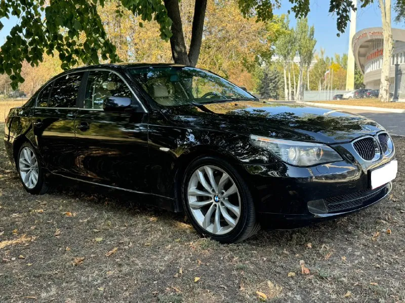 Продам bmw 5 е60 :2.5 бензин 218л. с коробка: автоматическая! год выпуска: 2008 пробег родной : 300к! масло не расходует, любые проверки на вашем сто, двигатель после кап ремонта, коробка работает идеально, авто в хорошей комплектации, климат контроль двух зонный, люк, датчики света и дождя, круиз контроль, полный электра пакет, кожаный салон, приводы сидений, парктроники. в 2024 году было произведено много работы над машиной, вложено 400 ка, замена стоек в круг, дисковых тормозов и колодок, все рычаги в круг новые, мотор весь переуплотнен, система охлаждения новая, новый компрессор кондиционера, новая рулевая рейка, новые задние привода, также поменяно масло в двигателе и коробке, новые свечи, машина ближайшее время не потребует вложений, поменяно все что можно было поменять и довести машину до идеального состояния. переделана оптика, светит отлично, все что было проделано по машине выше перечисленное, не выдумки, в этом вы можете увид 📞 звоните: +7(949)4976240 - фотография - 4