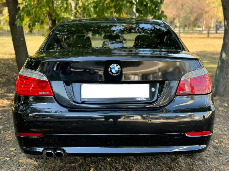 Продам bmw 5 е60 :2.5 бензин 218л. с коробка: автоматическая! год выпуска: 2008 пробег родной : 300к! масло не расходует, любые проверки на вашем сто, двигатель после кап ремонта, коробка работает идеально, авто в хорошей комплектации, климат контроль двух зонный, люк, датчики света и дождя, круиз контроль, полный электра пакет, кожаный салон, приводы сидений, парктроники. в 2024 году было произведено много работы над машиной, вложено 400 ка, замена стоек в круг, дисковых тормозов и колодок, все рычаги в круг новые, мотор весь переуплотнен, система охлаждения новая, новый компрессор кондиционера, новая рулевая рейка, новые задние привода, также поменяно масло в двигателе и коробке, новые свечи, машина ближайшее время не потребует вложений, поменяно все что можно было поменять и довести машину до идеального состояния. переделана оптика, светит отлично, все что было проделано по машине выше перечисленное, не выдумки, в этом вы можете увид 📞 звоните: +7(949)4976240 - фотография - 5