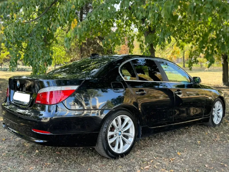Продам bmw 5 е60 :2.5 бензин 218л. с коробка: автоматическая! год выпуска: 2008 пробег родной : 300к! масло не расходует, любые проверки на вашем сто, двигатель после кап ремонта, коробка работает идеально, авто в хорошей комплектации, климат контроль двух зонный, люк, датчики света и дождя, круиз контроль, полный электра пакет, кожаный салон, приводы сидений, парктроники. в 2024 году было произведено много работы над машиной, вложено 400 ка, замена стоек в круг, дисковых тормозов и колодок, все рычаги в круг новые, мотор весь переуплотнен, система охлаждения новая, новый компрессор кондиционера, новая рулевая рейка, новые задние привода, также поменяно масло в двигателе и коробке, новые свечи, машина ближайшее время не потребует вложений, поменяно все что можно было поменять и довести машину до идеального состояния. переделана оптика, светит отлично, все что было проделано по машине выше перечисленное, не выдумки, в этом вы можете увид 📞 звоните: +7(949)4976240 - фотография - 6