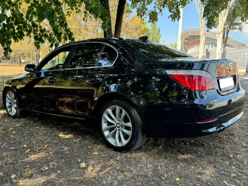 Продам bmw 5 е60 :2.5 бензин 218л. с коробка: автоматическая! год выпуска: 2008 пробег родной : 300к! масло не расходует, любые проверки на вашем сто, двигатель после кап ремонта, коробка работает идеально, авто в хорошей комплектации, климат контроль двух зонный, люк, датчики света и дождя, круиз контроль, полный электра пакет, кожаный салон, приводы сидений, парктроники. в 2024 году было произведено много работы над машиной, вложено 400 ка, замена стоек в круг, дисковых тормозов и колодок, все рычаги в круг новые, мотор весь переуплотнен, система охлаждения новая, новый компрессор кондиционера, новая рулевая рейка, новые задние привода, также поменяно масло в двигателе и коробке, новые свечи, машина ближайшее время не потребует вложений, поменяно все что можно было поменять и довести машину до идеального состояния. переделана оптика, светит отлично, все что было проделано по машине выше перечисленное, не выдумки, в этом вы можете увид 📞 звоните: +7(949)4976240 - фотография - 7