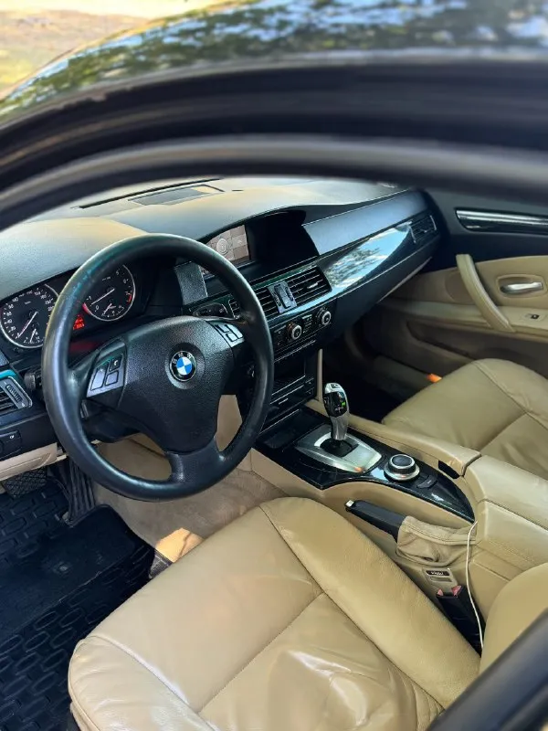 Продам bmw 5 е60 :2.5 бензин 218л. с коробка: автоматическая! год выпуска: 2008 пробег родной : 300к! масло не расходует, любые проверки на вашем сто, двигатель после кап ремонта, коробка работает идеально, авто в хорошей комплектации, климат контроль двух зонный, люк, датчики света и дождя, круиз контроль, полный электра пакет, кожаный салон, приводы сидений, парктроники. в 2024 году было произведено много работы над машиной, вложено 400 ка, замена стоек в круг, дисковых тормозов и колодок, все рычаги в круг новые, мотор весь переуплотнен, система охлаждения новая, новый компрессор кондиционера, новая рулевая рейка, новые задние привода, также поменяно масло в двигателе и коробке, новые свечи, машина ближайшее время не потребует вложений, поменяно все что можно было поменять и довести машину до идеального состояния. переделана оптика, светит отлично, все что было проделано по машине выше перечисленное, не выдумки, в этом вы можете увид 📞 звоните: +7(949)4976240 - фотография - 8