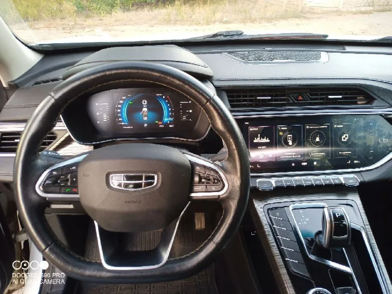 Geeli atlas pro год 2022 пробег 105т. 1,5 лошадей 177 вольвовский. коробка классический автомат (aisin) 6 ступенчатая. без дтп, в родном окрасе, предоставлю толщиномер. все стекла родные. кузов без дефектов, сколов, царапин, рыжиков. все работает в штатном режиме. документы кристальные, оформлена на мою маму. комплектация: 2 х зонный климат, подогрев руля, передних и задних сидений, круиз контроль, проекция с мобильного телефона на монитор, мульти руль, безключевой доступ, быстрая зарядка, камера заднего вида, парктроник, датчики давления в шинах, холодильник в бардачке, эл. обогрев форсунок омывателя, датчик усталости водителя и многое другое. .. масло не употребляет. надёжный, не дорогой в обслуживании автомобиль. динамика бомба очень комфортный. кто приедет, обязательно понравится. любые проверки. осмотр в донецке. цена 1350 торг +7949637-11-41 📞 звоните: +7(949)6371141 - фотография - 10