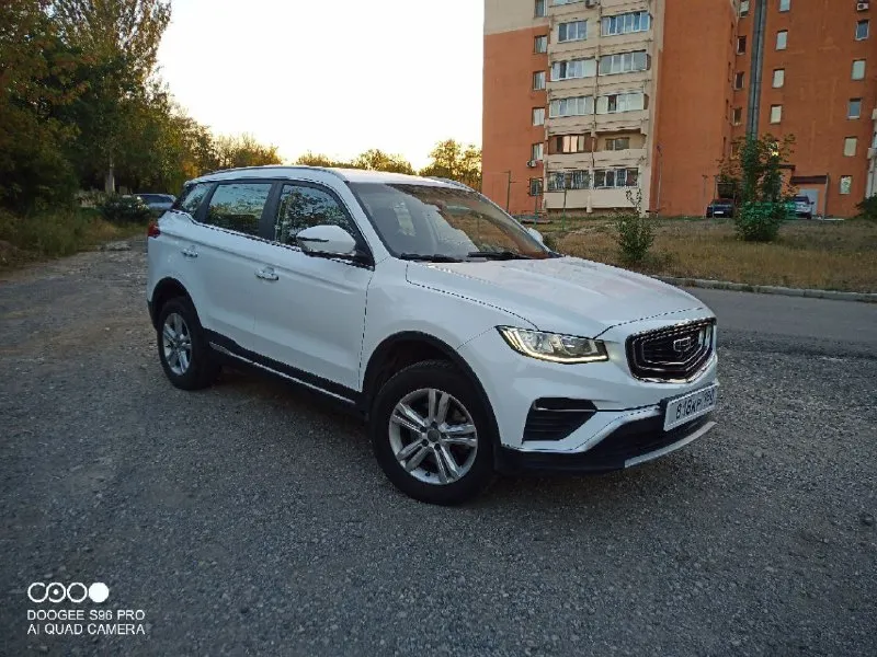 Geeli atlas pro год 2022 пробег 105т. 1,5 лошадей 177 вольвовский. коробка классический автомат (aisin) 6 ступенчатая. без дтп, в родном окрасе, предоставлю толщиномер. все стекла родные. кузов без дефектов, сколов, царапин, рыжиков. все работает в штатном режиме. документы кристальные, оформлена на мою маму. комплектация: 2 х зонный климат, подогрев руля, передних и задних сидений, круиз контроль, проекция с мобильного телефона на монитор, мульти руль, безключевой доступ, быстрая зарядка, камера заднего вида, парктроник, датчики давления в шинах, холодильник в бардачке, эл. обогрев форсунок омывателя, датчик усталости водителя и многое другое. .. масло не употребляет. надёжный, не дорогой в обслуживании автомобиль. динамика бомба очень комфортный. кто приедет, обязательно понравится. любые проверки. осмотр в донецке. цена 1350 торг +7949637-11-41 📞 звоните: +7(949)6371141 - фотография - 2