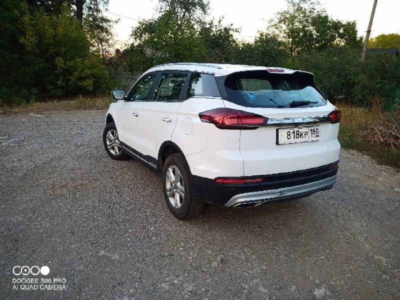 Geeli atlas pro год 2022 пробег 105т. 1,5 лошадей 177 вольвовский. коробка классический автомат (aisin) 6 ступенчатая. без дтп, в родном окрасе, предоставлю толщиномер. все стекла родные. кузов без дефектов, сколов, царапин, рыжиков. все работает в штатном режиме. документы кристальные, оформлена на мою маму. комплектация: 2 х зонный климат, подогрев руля, передних и задних сидений, круиз контроль, проекция с мобильного телефона на монитор, мульти руль, безключевой доступ, быстрая зарядка, камера заднего вида, парктроник, датчики давления в шинах, холодильник в бардачке, эл. обогрев форсунок омывателя, датчик усталости водителя и многое другое. .. масло не употребляет. надёжный, не дорогой в обслуживании автомобиль. динамика бомба очень комфортный. кто приедет, обязательно понравится. любые проверки. осмотр в донецке. цена 1350 торг +7949637-11-41 📞 звоните: +7(949)6371141 - фотография - 3