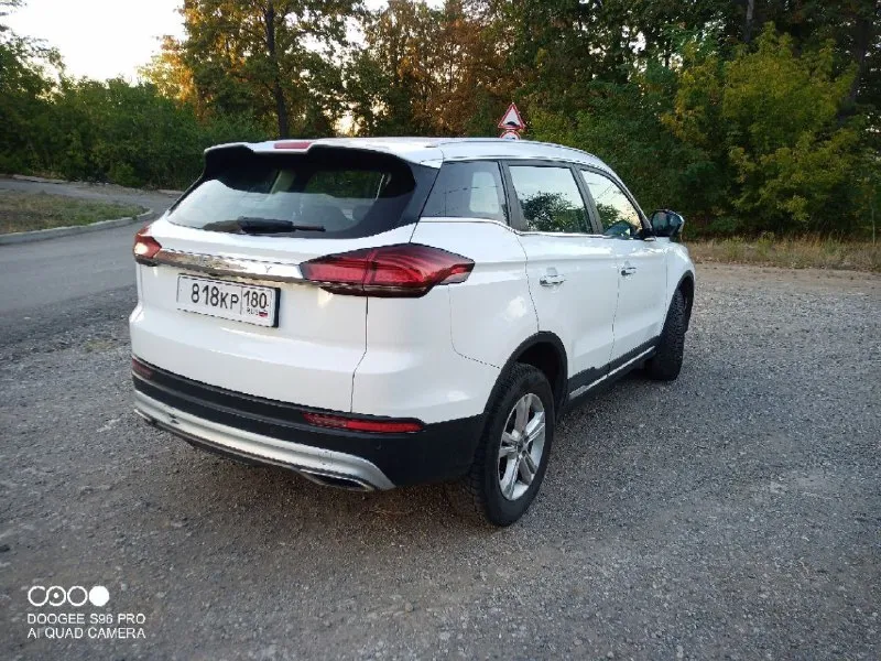 Geeli atlas pro год 2022 пробег 105т. 1,5 лошадей 177 вольвовский. коробка классический автомат (aisin) 6 ступенчатая. без дтп, в родном окрасе, предоставлю толщиномер. все стекла родные. кузов без дефектов, сколов, царапин, рыжиков. все работает в штатном режиме. документы кристальные, оформлена на мою маму. комплектация: 2 х зонный климат, подогрев руля, передних и задних сидений, круиз контроль, проекция с мобильного телефона на монитор, мульти руль, безключевой доступ, быстрая зарядка, камера заднего вида, парктроник, датчики давления в шинах, холодильник в бардачке, эл. обогрев форсунок омывателя, датчик усталости водителя и многое другое. .. масло не употребляет. надёжный, не дорогой в обслуживании автомобиль. динамика бомба очень комфортный. кто приедет, обязательно понравится. любые проверки. осмотр в донецке. цена 1350 торг +7949637-11-41 📞 звоните: +7(949)6371141 - фотография - 4