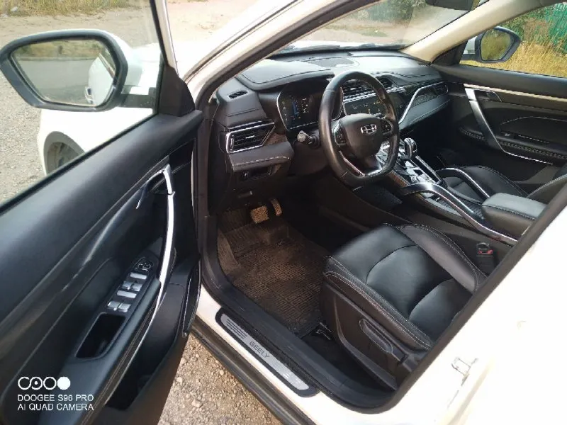 Geeli atlas pro год 2022 пробег 105т. 1,5 лошадей 177 вольвовский. коробка классический автомат (aisin) 6 ступенчатая. без дтп, в родном окрасе, предоставлю толщиномер. все стекла родные. кузов без дефектов, сколов, царапин, рыжиков. все работает в штатном режиме. документы кристальные, оформлена на мою маму. комплектация: 2 х зонный климат, подогрев руля, передних и задних сидений, круиз контроль, проекция с мобильного телефона на монитор, мульти руль, безключевой доступ, быстрая зарядка, камера заднего вида, парктроник, датчики давления в шинах, холодильник в бардачке, эл. обогрев форсунок омывателя, датчик усталости водителя и многое другое. .. масло не употребляет. надёжный, не дорогой в обслуживании автомобиль. динамика бомба очень комфортный. кто приедет, обязательно понравится. любые проверки. осмотр в донецке. цена 1350 торг +7949637-11-41 📞 звоните: +7(949)6371141 - фотография - 7