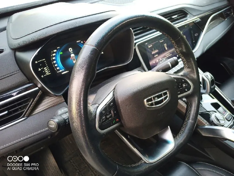 Geeli atlas pro год 2022 пробег 105т. 1,5 лошадей 177 вольвовский. коробка классический автомат (aisin) 6 ступенчатая. без дтп, в родном окрасе, предоставлю толщиномер. все стекла родные. кузов без дефектов, сколов, царапин, рыжиков. все работает в штатном режиме. документы кристальные, оформлена на мою маму. комплектация: 2 х зонный климат, подогрев руля, передних и задних сидений, круиз контроль, проекция с мобильного телефона на монитор, мульти руль, безключевой доступ, быстрая зарядка, камера заднего вида, парктроник, датчики давления в шинах, холодильник в бардачке, эл. обогрев форсунок омывателя, датчик усталости водителя и многое другое. .. масло не употребляет. надёжный, не дорогой в обслуживании автомобиль. динамика бомба очень комфортный. кто приедет, обязательно понравится. любые проверки. осмотр в донецке. цена 1350 торг +7949637-11-41 📞 звоните: +7(949)6371141 - фотография - 8