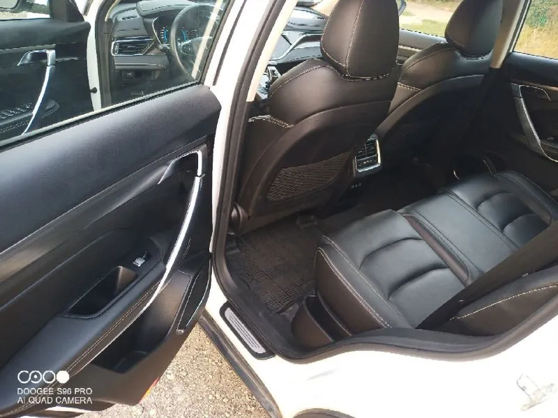 Geeli atlas pro год 2022 пробег 105т. 1,5 лошадей 177 вольвовский. коробка классический автомат (aisin) 6 ступенчатая. без дтп, в родном окрасе, предоставлю толщиномер. все стекла родные. кузов без дефектов, сколов, царапин, рыжиков. все работает в штатном режиме. документы кристальные, оформлена на мою маму. комплектация: 2 х зонный климат, подогрев руля, передних и задних сидений, круиз контроль, проекция с мобильного телефона на монитор, мульти руль, безключевой доступ, быстрая зарядка, камера заднего вида, парктроник, датчики давления в шинах, холодильник в бардачке, эл. обогрев форсунок омывателя, датчик усталости водителя и многое другое. .. масло не употребляет. надёжный, не дорогой в обслуживании автомобиль. динамика бомба очень комфортный. кто приедет, обязательно понравится. любые проверки. осмотр в донецке. цена 1350 торг +7949637-11-41 📞 звоните: +7(949)6371141 - фотография - 9