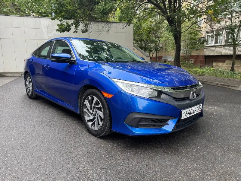 Honda civik 2018 год двигатель 2.0 бензин родной пробег 130.000 км автомобиль в отличном состоянии, в красивом редком цвете. гаражное хранение, один владелец. комплект новой зимней резины на дисках, 2 ключа. двигатель работает отлично, ходовая в отличном состоянии, коробка переключает без пинков. хорошая комплектация: люк, камера заднего вида, автозапуск, бесключевой доступ, система start-stop, удержание тормоза, ходовые огни, сенсорный монитор, круиз, климат, датчики света и дождя и еще много чего. хороший, комфортный, полностью обслуженный автомобиль ! цена 1.590.000 торг присутствует! осмотр г донецк все интересующие вопросы по телефону +79498477720 - фотография - 3