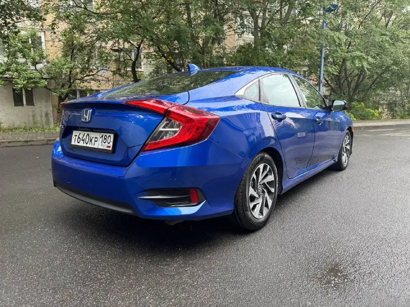 Honda civik 2018 год двигатель 2.0 бензин родной пробег 130.000 км автомобиль в отличном состоянии, в красивом редком цвете. гаражное хранение, один владелец. комплект новой зимней резины на дисках, 2 ключа. двигатель работает отлично, ходовая в отличном состоянии, коробка переключает без пинков. хорошая комплектация: люк, камера заднего вида, автозапуск, бесключевой доступ, система start-stop, удержание тормоза, ходовые огни, сенсорный монитор, круиз, климат, датчики света и дождя и еще много чего. хороший, комфортный, полностью обслуженный автомобиль ! цена 1.590.000 торг присутствует! осмотр г донецк все интересующие вопросы по телефону +79498477720 - фотография - 4